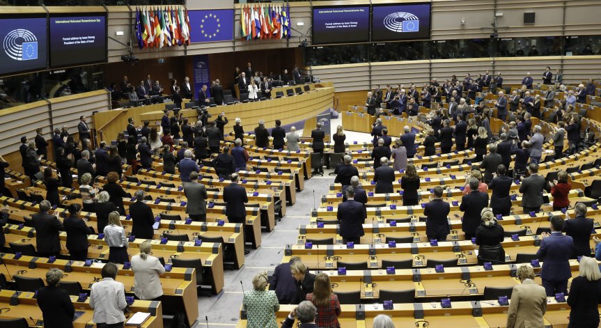 ЕП сваля имунитета на двама евродепутати, замесени в 