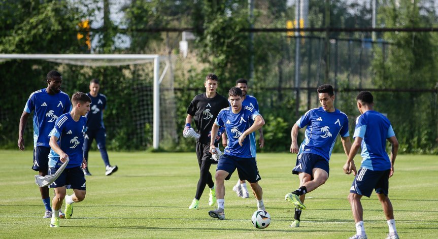 Сините ги очаква тежко изпитание в Европа.