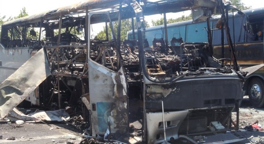 Автобус се запали в движение край тунел 