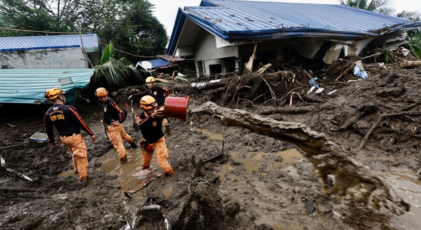 Най-малко 36 души са изчезнали.