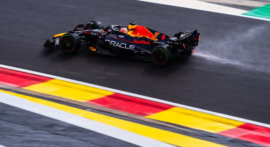 Верстапен триумфира в Белгия, дъждът не го препъна