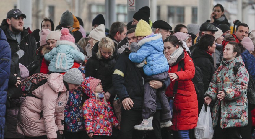 Великобритания дава по 350 паунда ежемесечно на хора, настанили бежанци от Украйна
