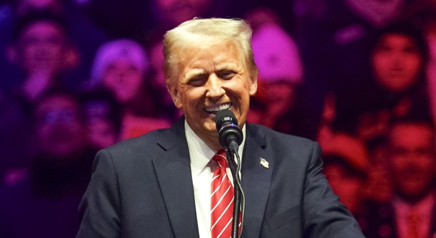 Доналд Тръмп встъпва в длъжност.