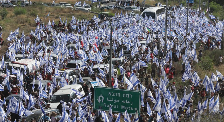 Хиляди на поход в Израел против съдебната реформа на Нетаняху, военни го заплашват