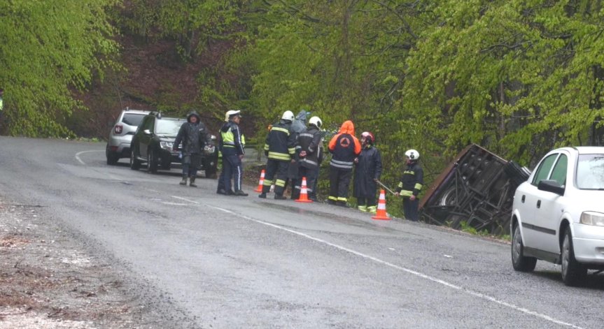 Повдигнаха обвинение на шофьора на автобуса, преобърнал се в дере край Малко Търново
