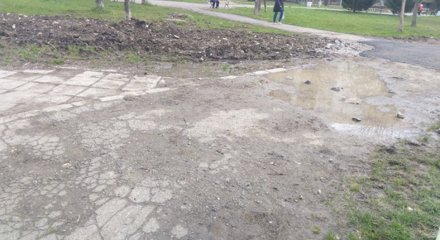 Кални локви и гърбици по асфалта след ремонт на алея в София