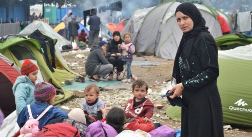 Мигранти купуват деца, за да ги използват за буфер на границата