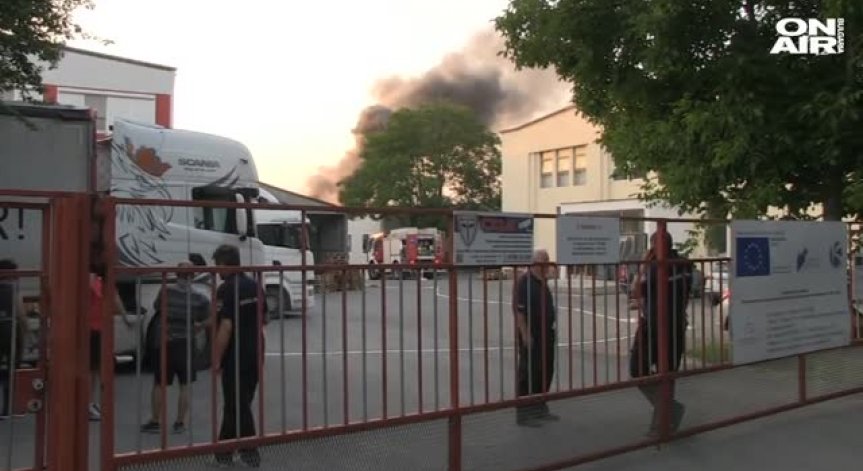 Потушен е пожарът в мебелната фабрика в Русе