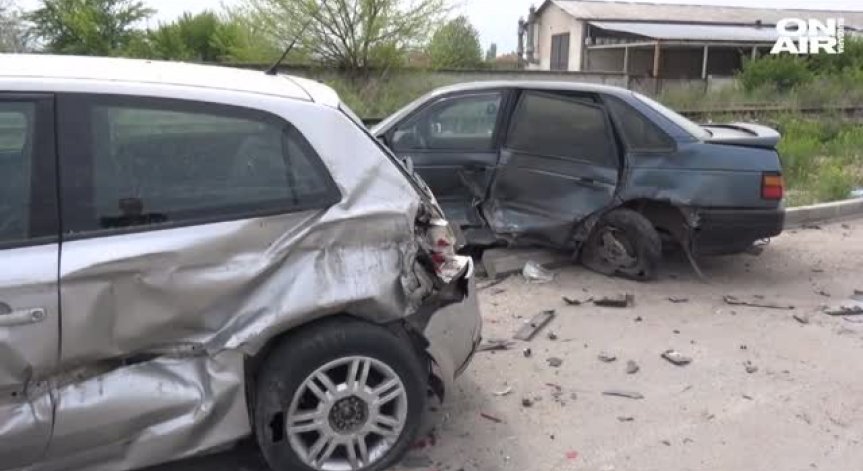 Пияна и дрогирана шофьорка удари 10 паркирани автомобила в Пловдив