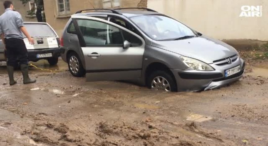 Проливните дъждове затвориха ключови улици в Стара Загора и Казанлък