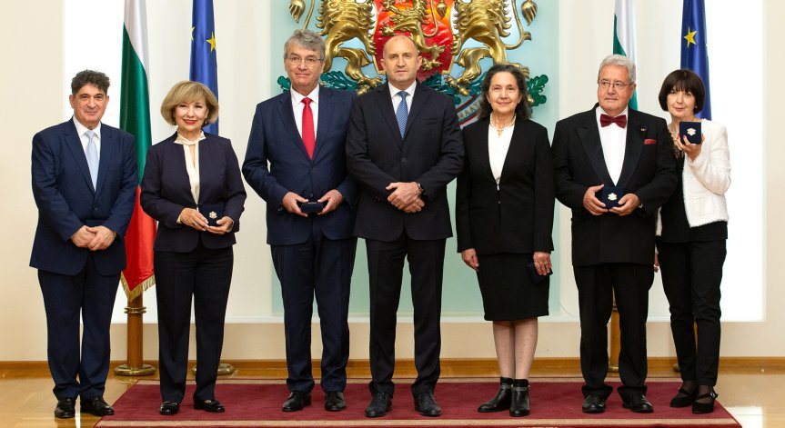 Радев връчи Почетния знак на президента на видни български творци, учени и общественици