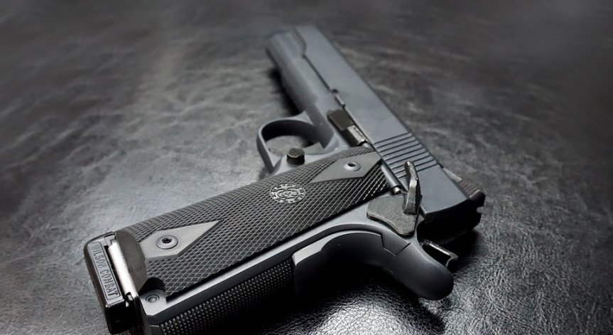 Тийнейджъри стреляха с пистолет по коли и жилища в Плевен