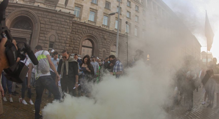 Арестуваха протестиращ, счупил стъкло на кола край БНБ