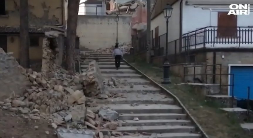 Нито едно семейство няма да бъде изоставено, обеща Ренци след труса