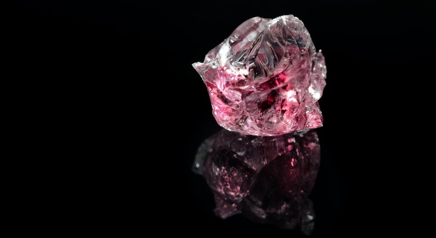 Революционно: Учени превърнаха диамант в метал