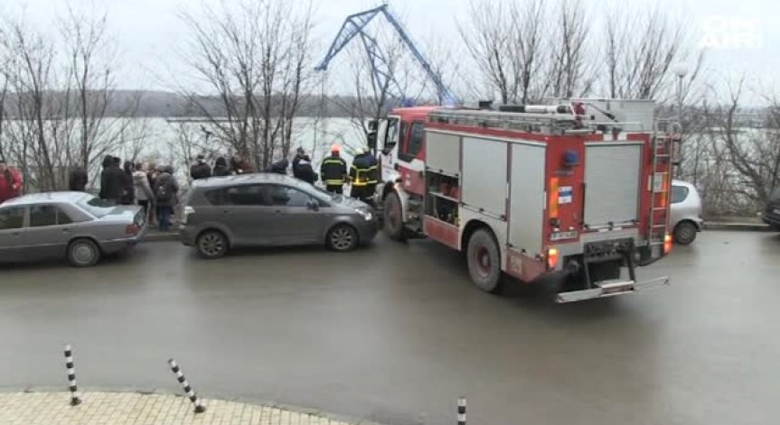 Кола с дете почти се вряза в ЖП релси - машината потеглила сама