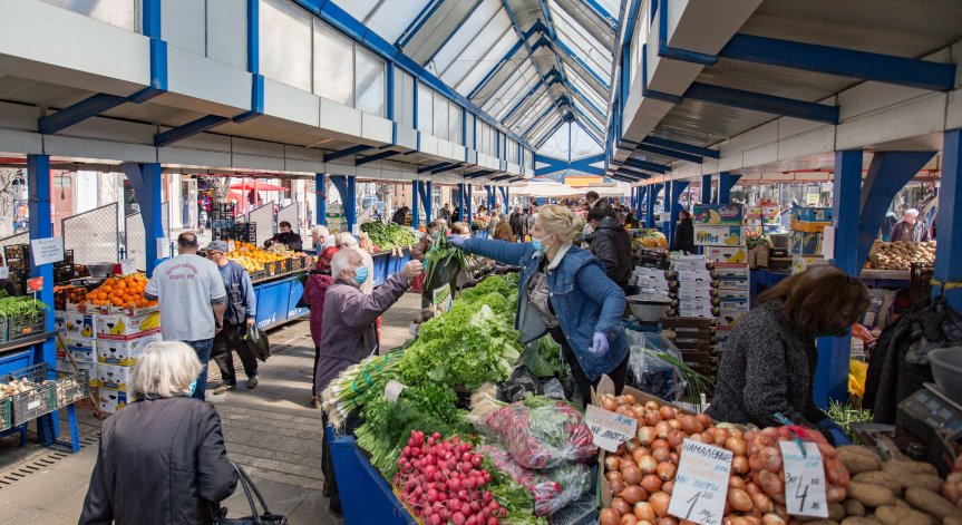 Доходите ни са скочили с близо 10%, но харчим повече за поскъпналия живот