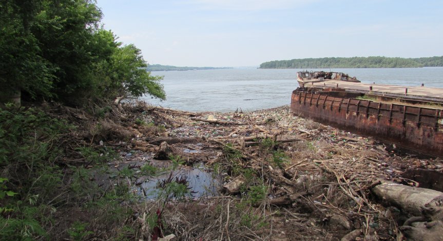 Двамата румънци реагирали бурно.