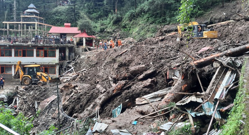 Стотици хора са попаднали в капан заради свлачищата.