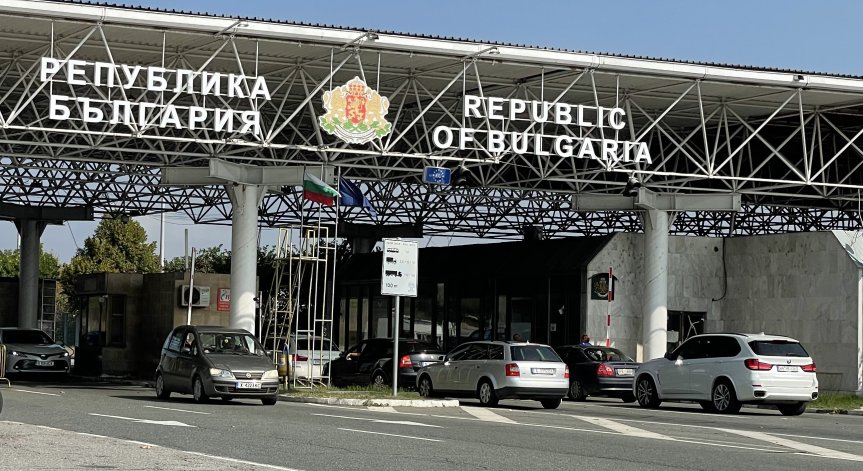 Интензивен трафик на границата с Румъния, ремонтират пътя при ГКПП 