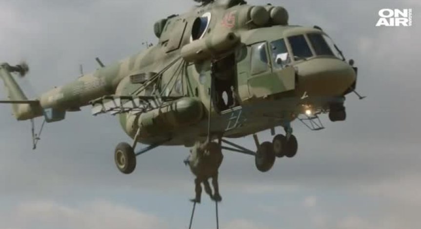 Руските военни учения в Сибир продължават с парашутисти и изстрелване на ракети