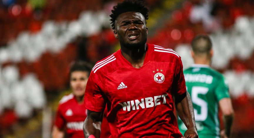 Титуляри на ЦСКА висят с картони за финала с 