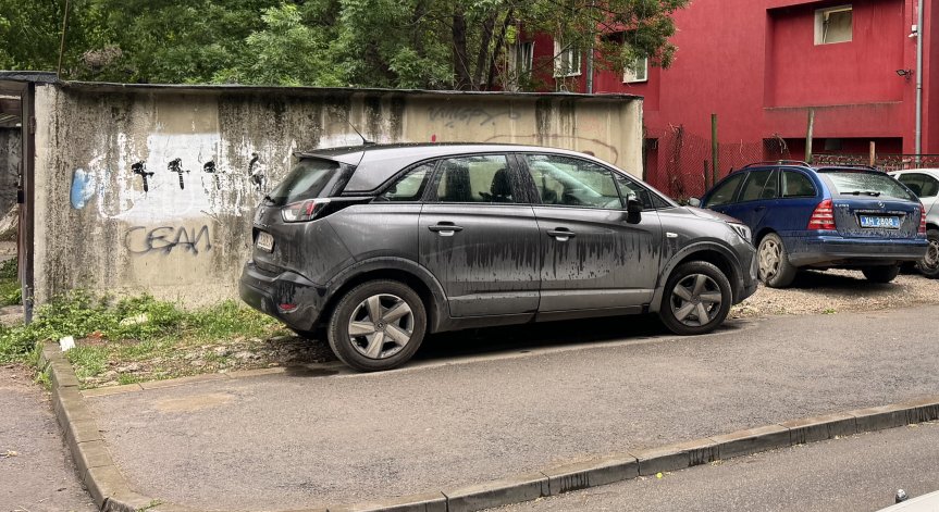 HelpBook: Нагло паркиране в тревни площи, тротоари...