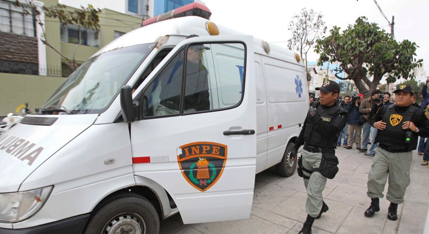 Автобусът се е движел по черен път.