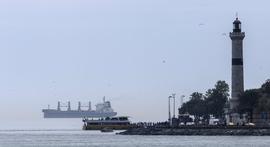 Танкер заседна край Истанбул и временно блокира движението през Босфора