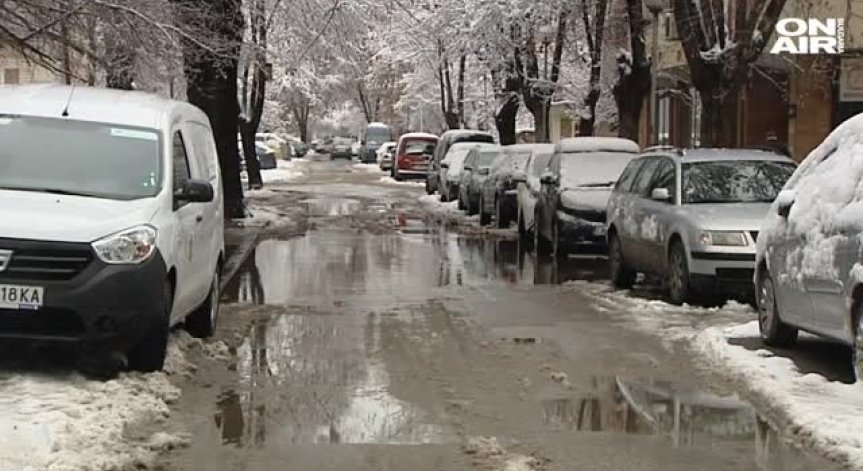 Тежък зимен ден: Хора със счупени крайници и стотици паднали клони