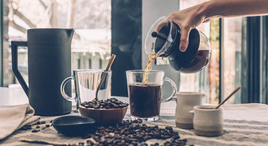 Хората с по-бавен метаболизъм обикновено задържат кофеина по-дълго в кръвта си.