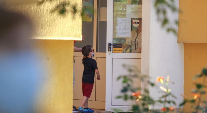 В детските градини няма да допускат деца дори с леки симптоми на Ковид-19