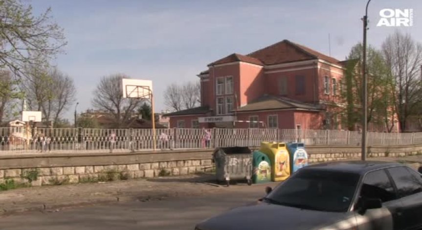 Безстопанствен ротвайлер стресна деца в училище в Русе