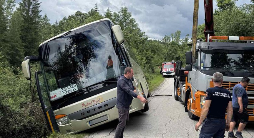 Пътниците не са могли да се евакуират самостоятелно.