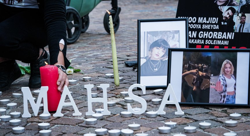 На фона на протестите в Иран след сбиване избухна пожар в техеранския затвор 