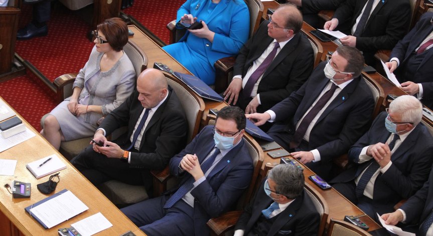 Депутатите няма да получават заплати в пликове