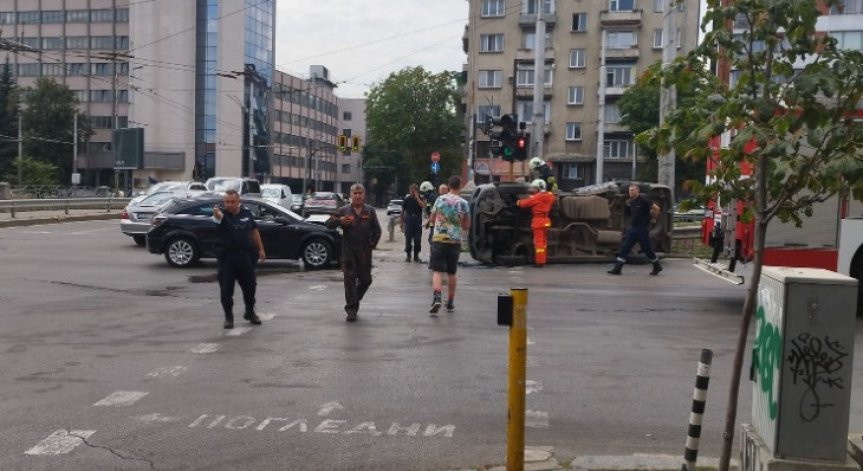 Тежка катастрофа на оживено кръстовище в София
