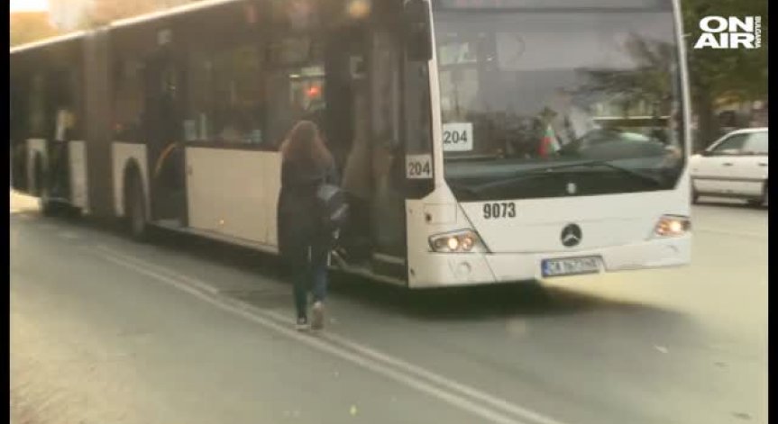 Влачената от автобус възрастна жена остава с опасност за живота