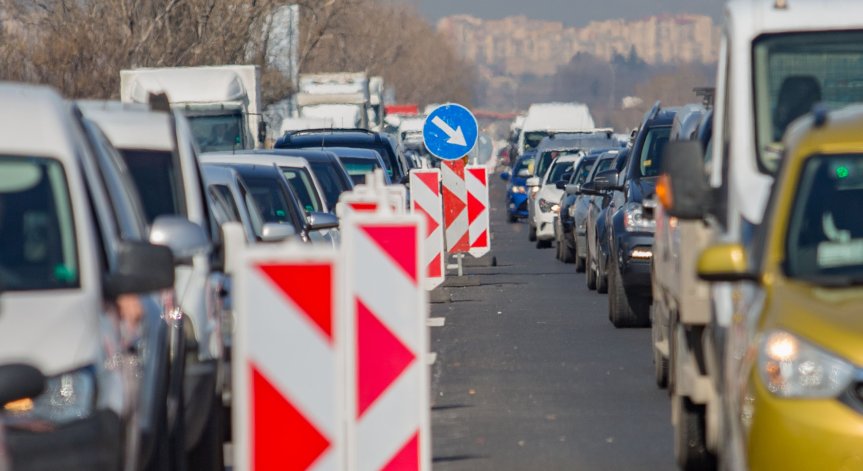 АПИ: Ремонти затрудняват движението по два основни пътя