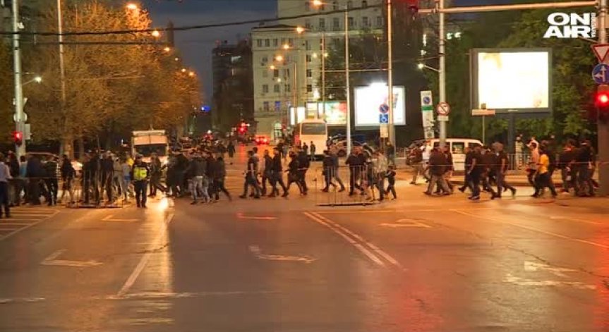 Съдът ще гледа мярката на фена, ранил тежко полицайка на Вечното дерби