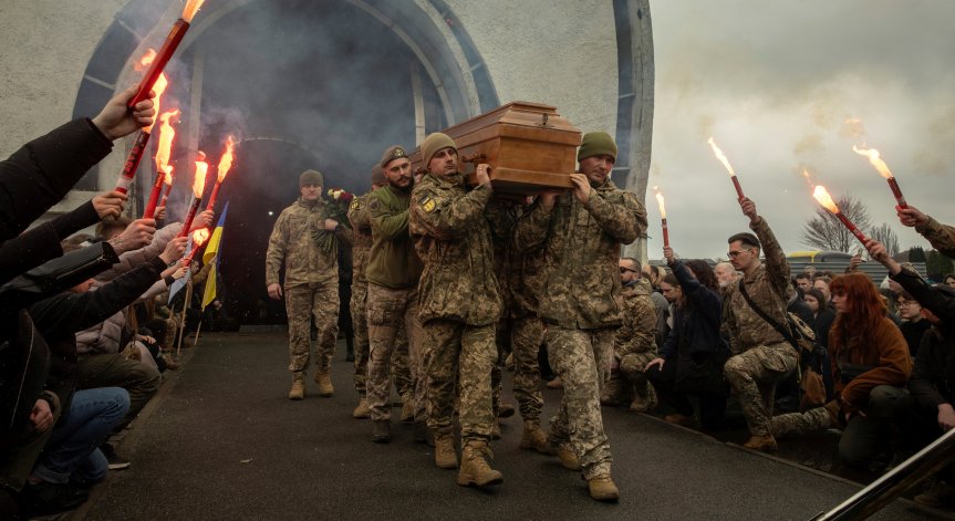 Предстои установяване на самоличността на загиналите.