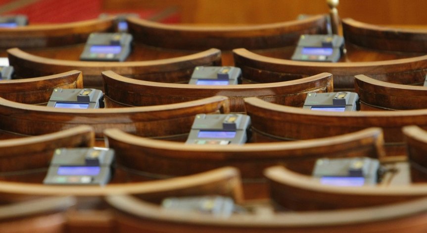 Депутатите започнаха да пристигат в НС