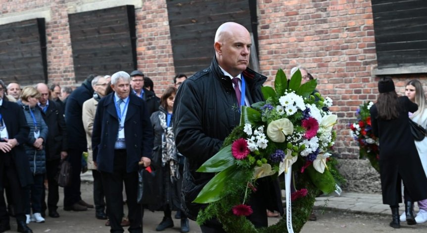 Гешев положи венци в лагера 