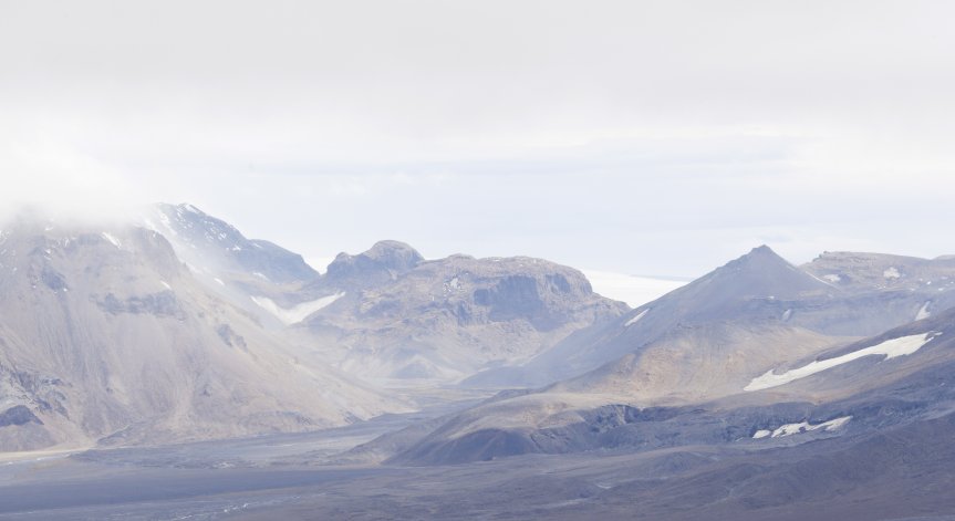 Един човек е ранен и откаран в болница.