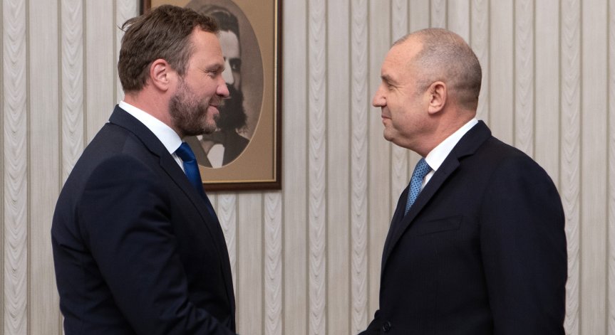 Радев: С дипломация може да се спре войната между Русия и Украйна