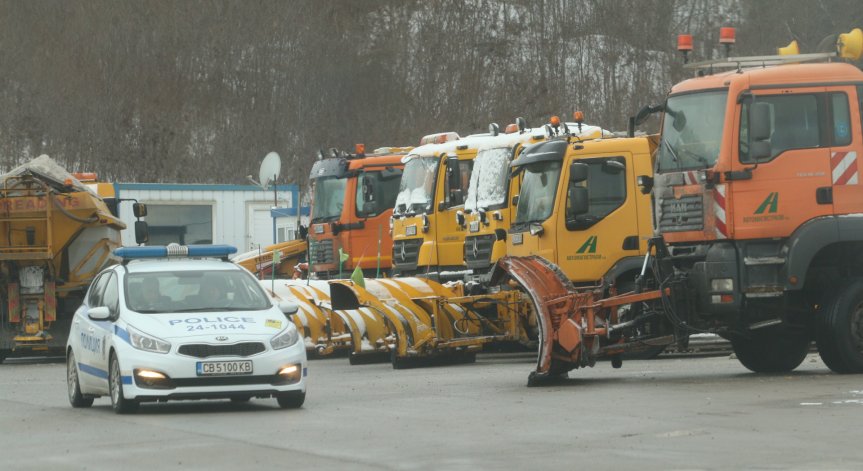 400 машини се борят със снега по пътищата в страната