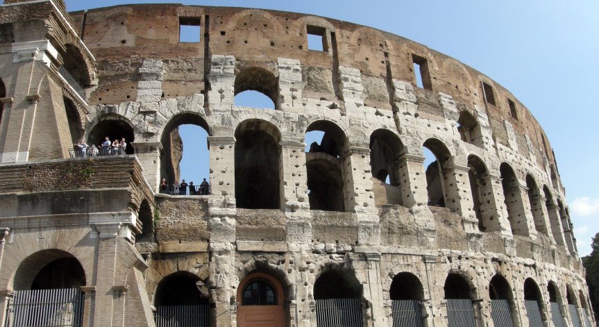 Туристът, написал името на приятелката си и осквернил Колизеума, е българин