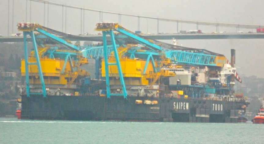 Вторият по големина в света плаващ кран чака пред Бургас