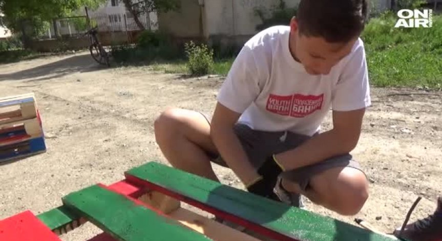 Млади доброволци облагородиха междублоково пространство в Силистра