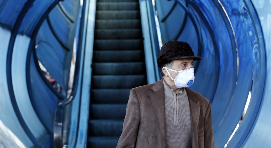 Прогноза: Носенето на маски и дистанцията ще продължат с години